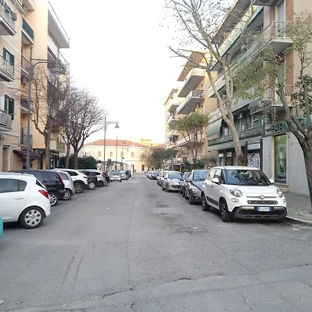 Adriatic 50 M Dalla Stazione Ferroviaria Di E Dalla Navetta Aeroportuale