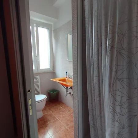 Guest house Adriatic 50 M Dalla Stazione Ferroviaria Di E Dalla Navetta Aeroportuale