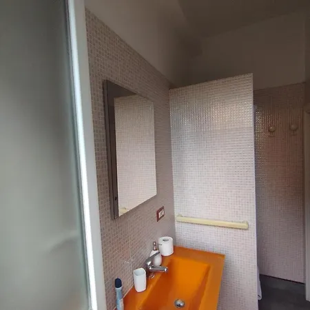 Adriatic 50 M Dalla Stazione Ferroviaria Di E Dalla Navetta Aeroportuale Guest house Ciampino