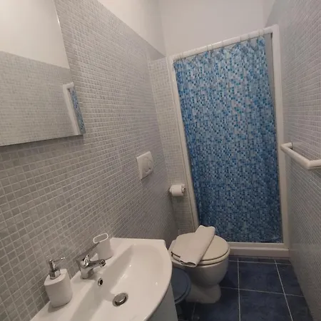 Adriatic 50 M Dalla Stazione Ferroviaria Di E Dalla Navetta Aeroportuale Guest house 3*