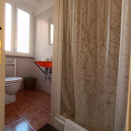 Adriatic 50 M Dalla Stazione Ferroviaria Di E Dalla Navetta Aeroportuale Pensjonat