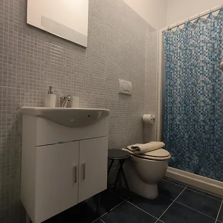 Adriatic 50 M Dalla Stazione Ferroviaria Di E Dalla Navetta Aeroportuale Guest house Ciampino