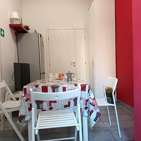 Adriatic 50 M Dalla Stazione Ferroviaria Di E Dalla Navetta Aeroportuale Ciampino