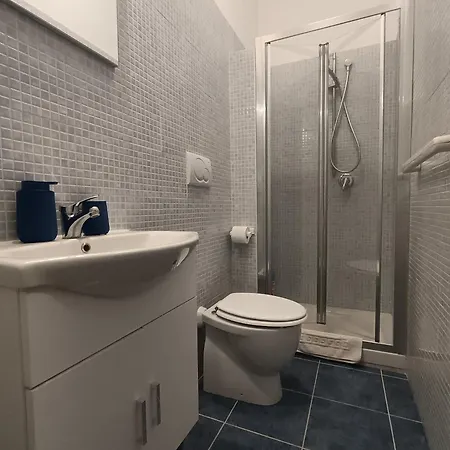 Adriatic 50 M Dalla Stazione Ferroviaria Di E Dalla Navetta Aeroportuale Ciampino