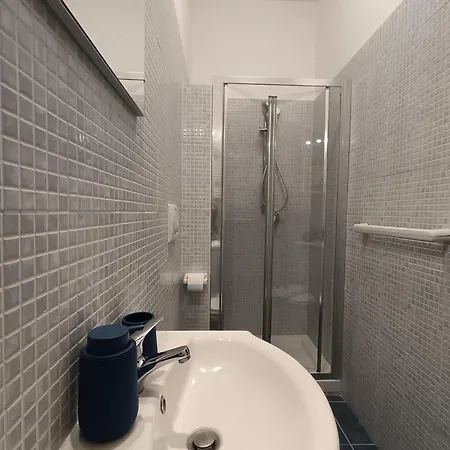 Adriatic 50 M Dalla Stazione Ferroviaria Di E Dalla Navetta Aeroportuale Pensjonat