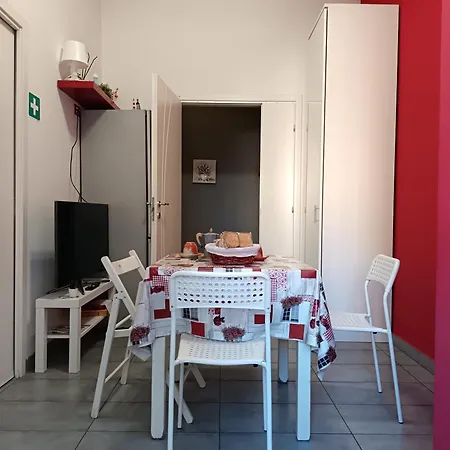 Adriatic 50 M Dalla Stazione Ferroviaria Di E Dalla Navetta Aeroportuale