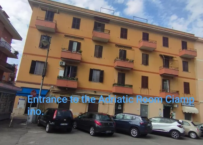 Adriatic 50 M Dalla Stazione Ferroviaria Di E Dalla Navetta Aeroportuale