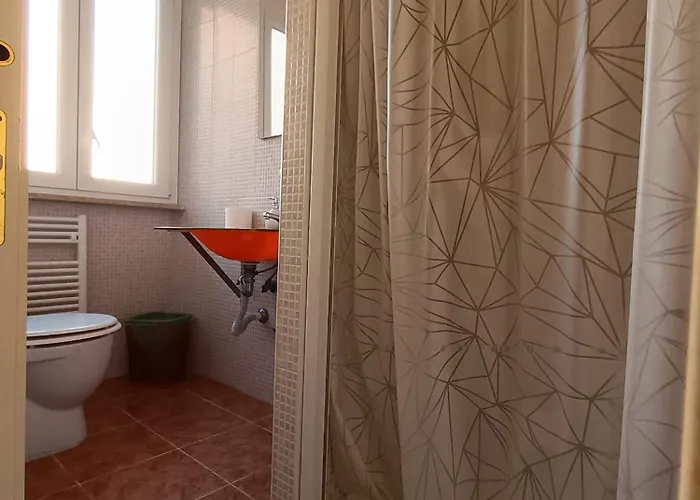 Adriatic 50 M Dalla Stazione Ferroviaria Di E Dalla Navetta Aeroportuale 招待所