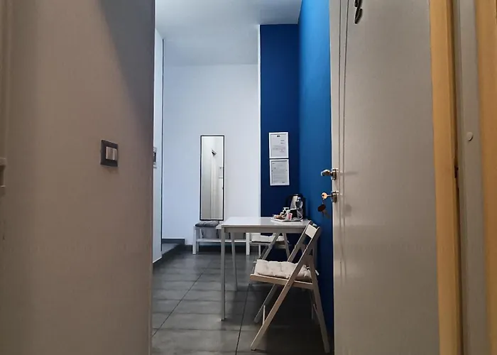 Adriatic 50 M Dalla Stazione Ferroviaria Di E Dalla Navetta Aeroportuale