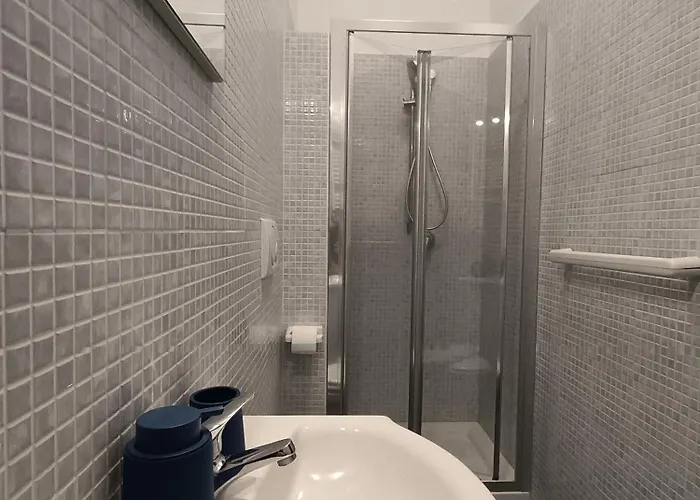 Adriatic 50 M Dalla Stazione Ferroviaria Di E Dalla Navetta Aeroportuale 招待所